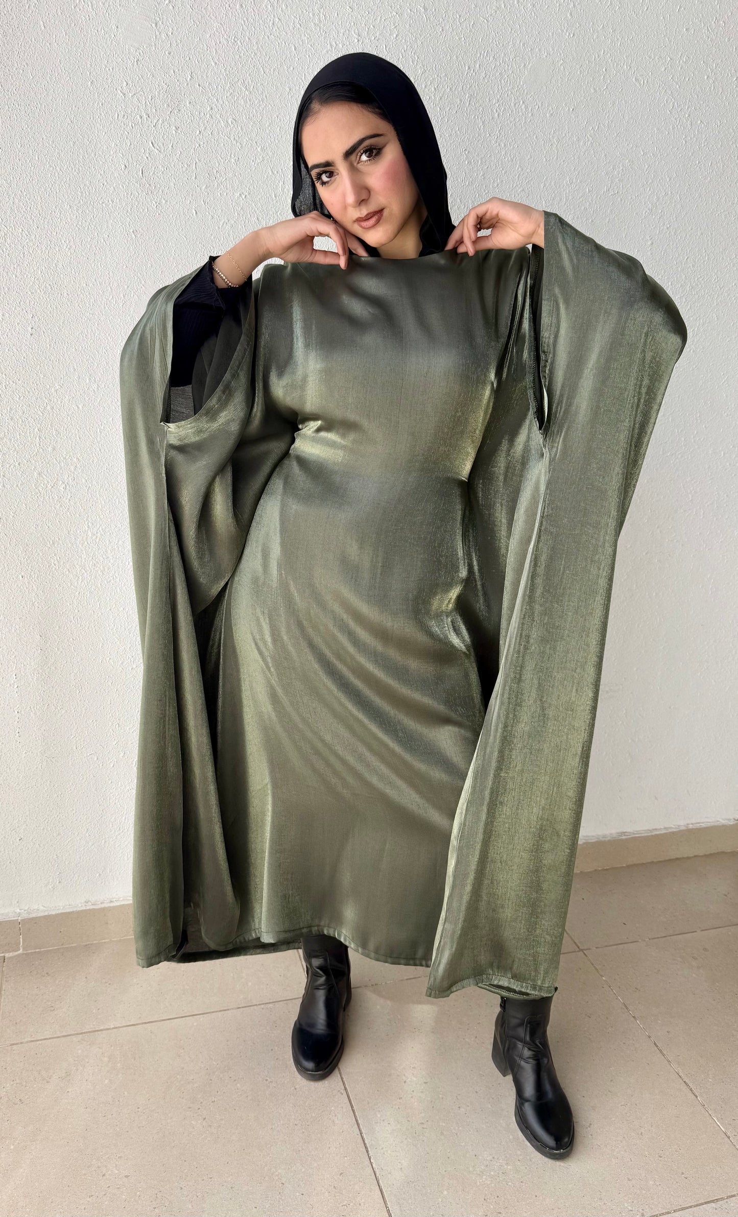 Shimmer abaya with inside belt