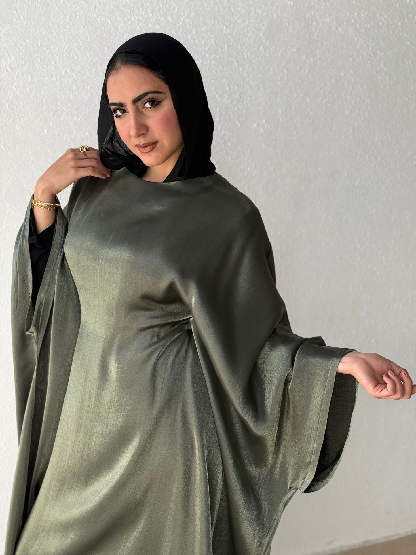 Shimmer abaya with inside belt