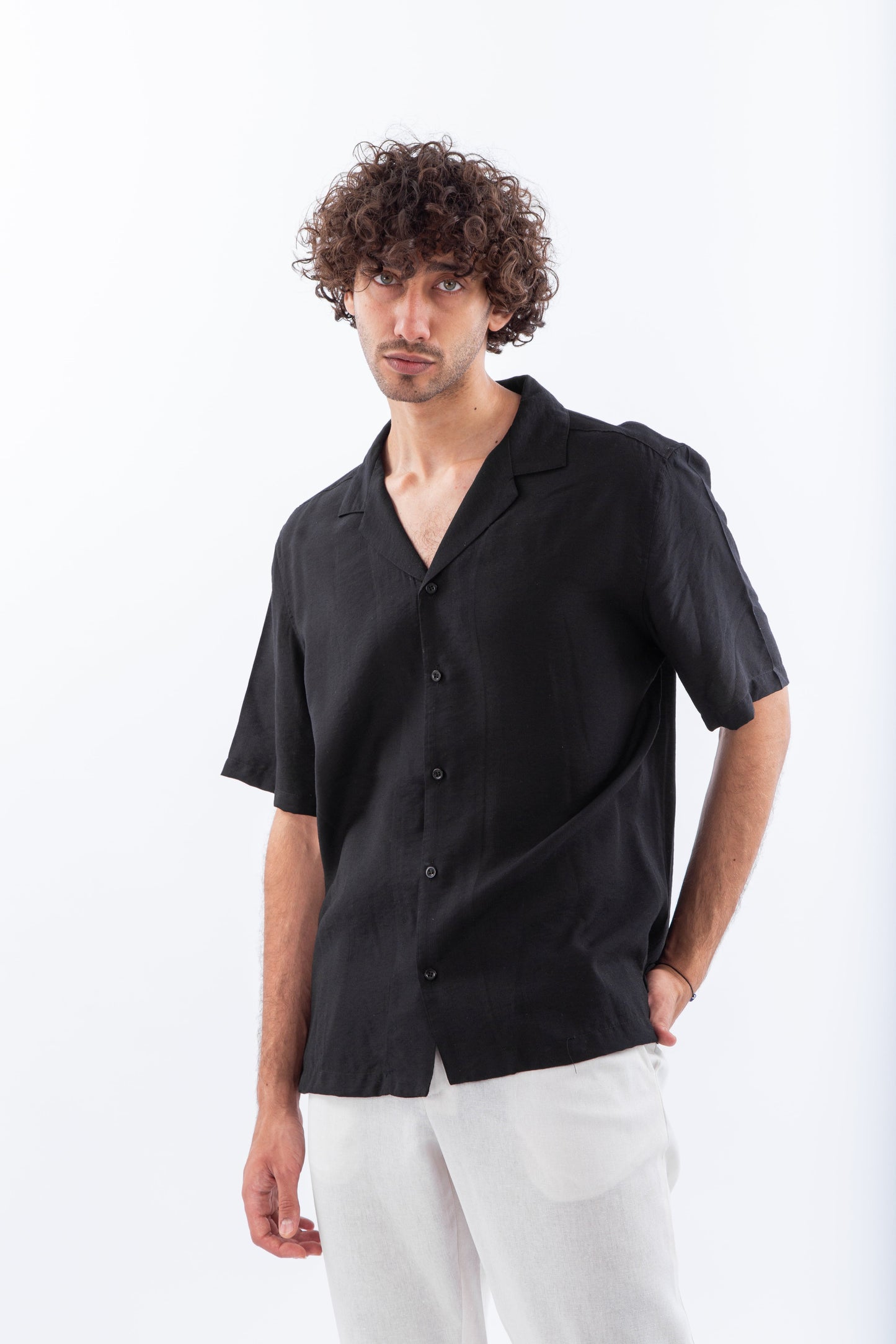 Short sleeves cotton shirt with safari collar