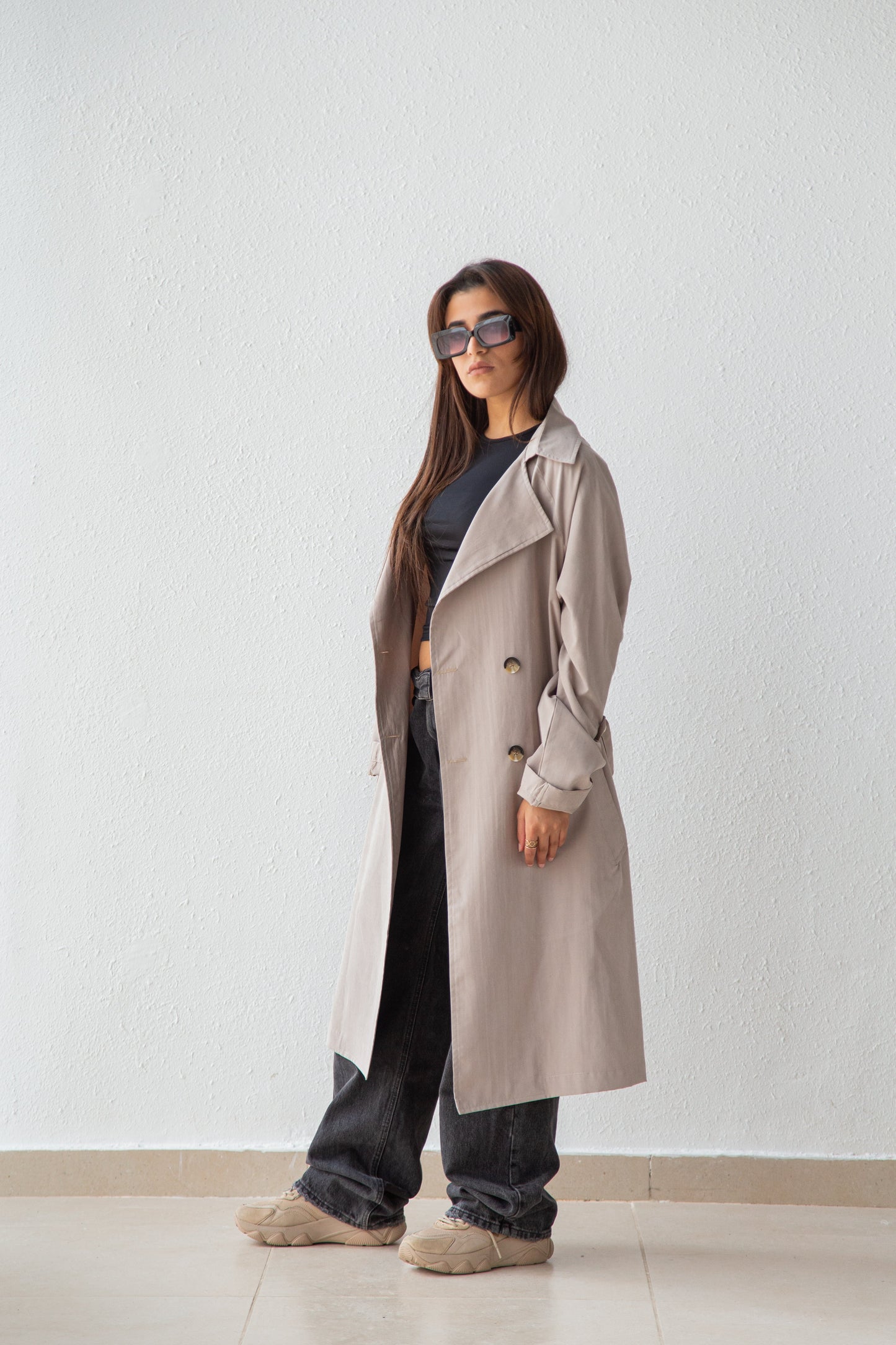 Trench coat with lightweight fabric