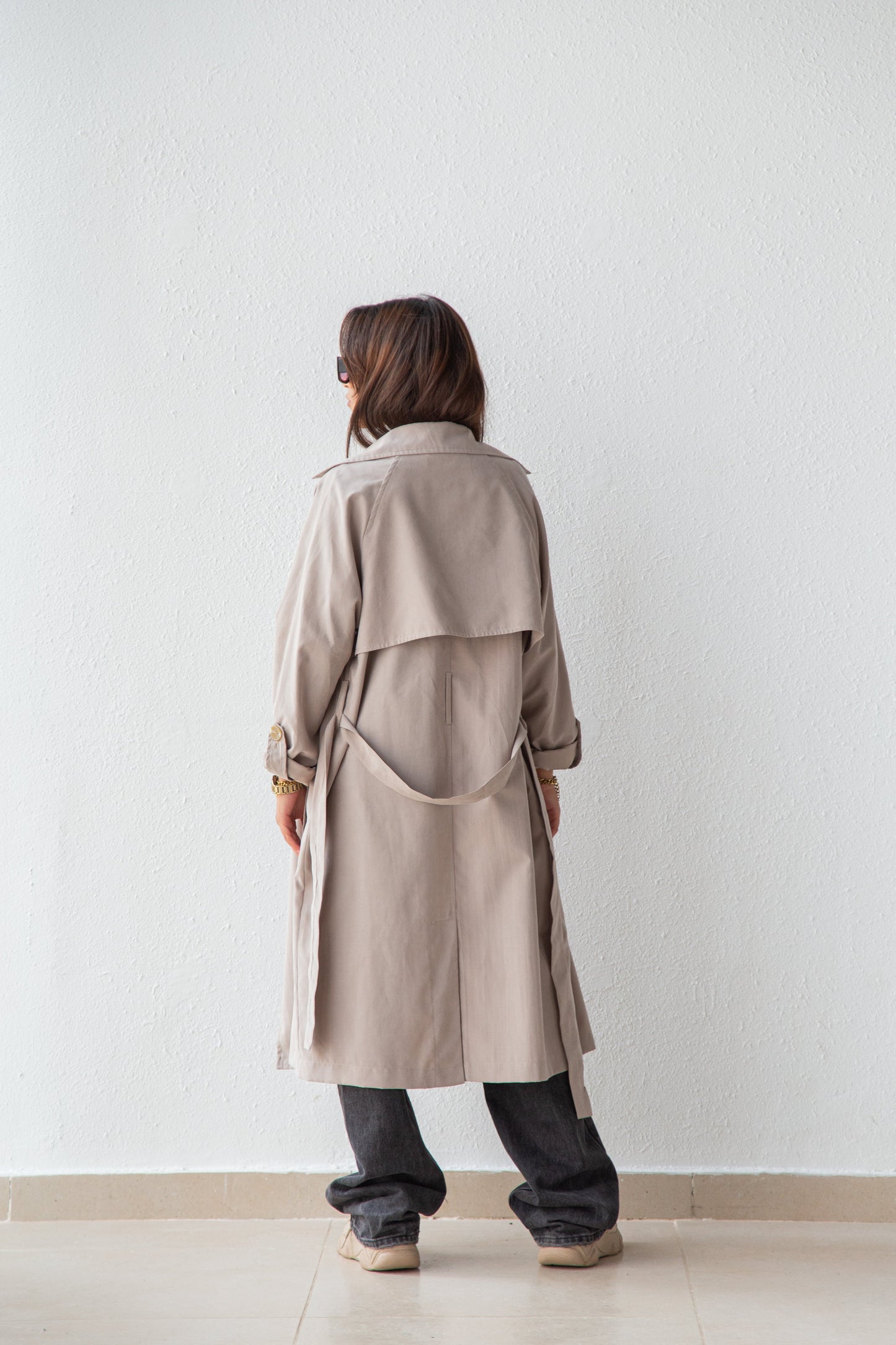 Trench coat with lightweight fabric