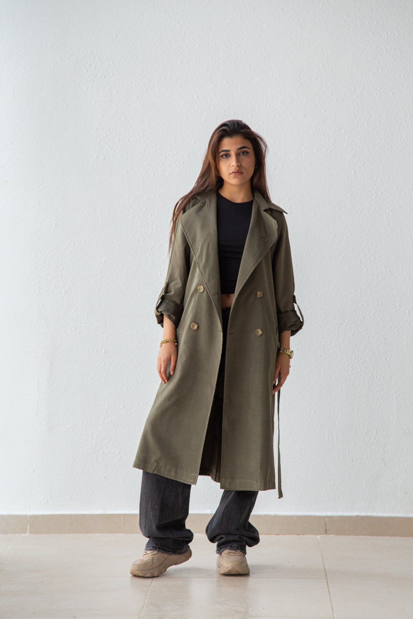 Trench coat with lightweight fabric