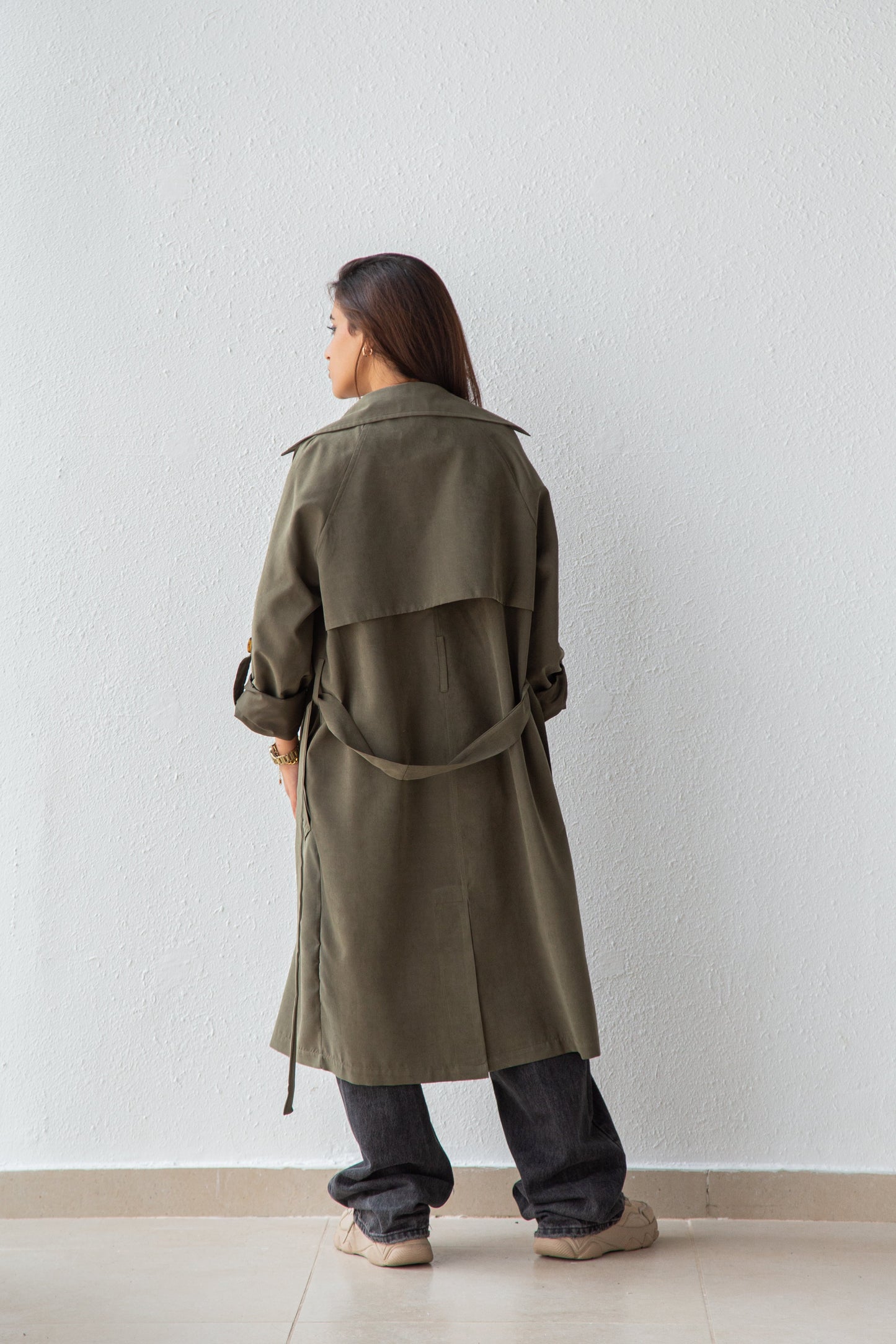 Trench coat with lightweight fabric