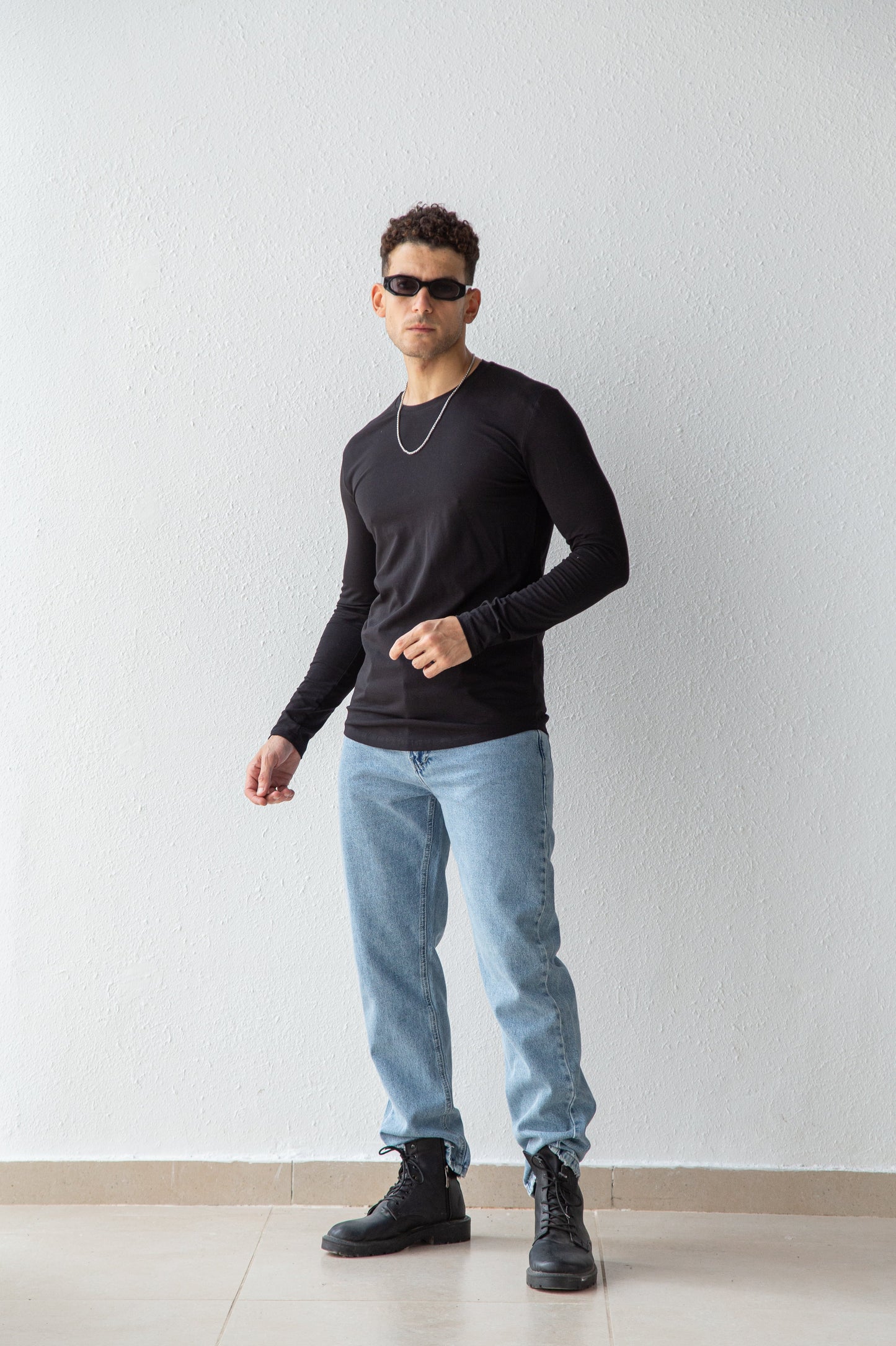 Basic man long sleeves top with curved hemline