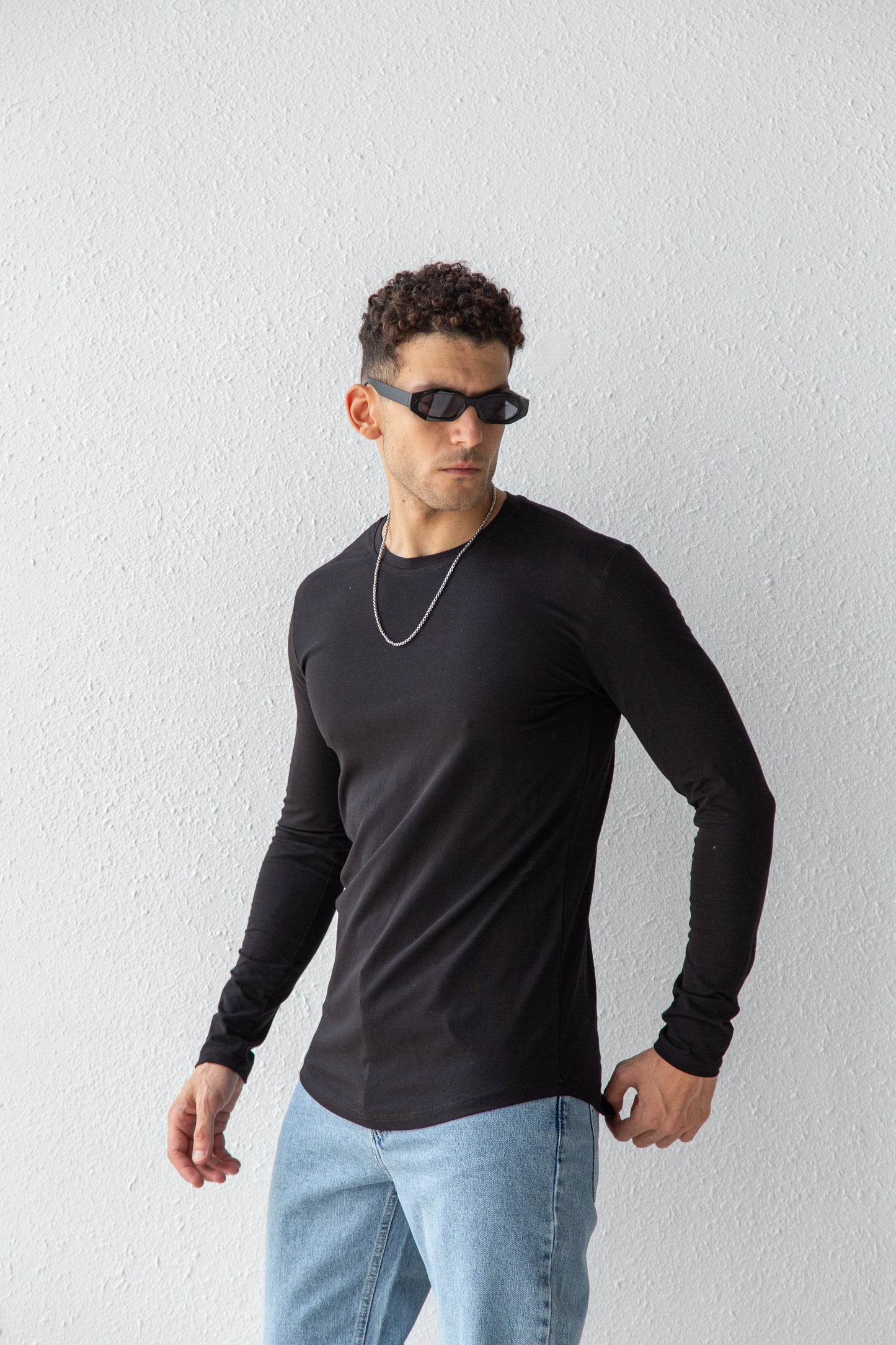 Basic man long sleeves top with curved hemline