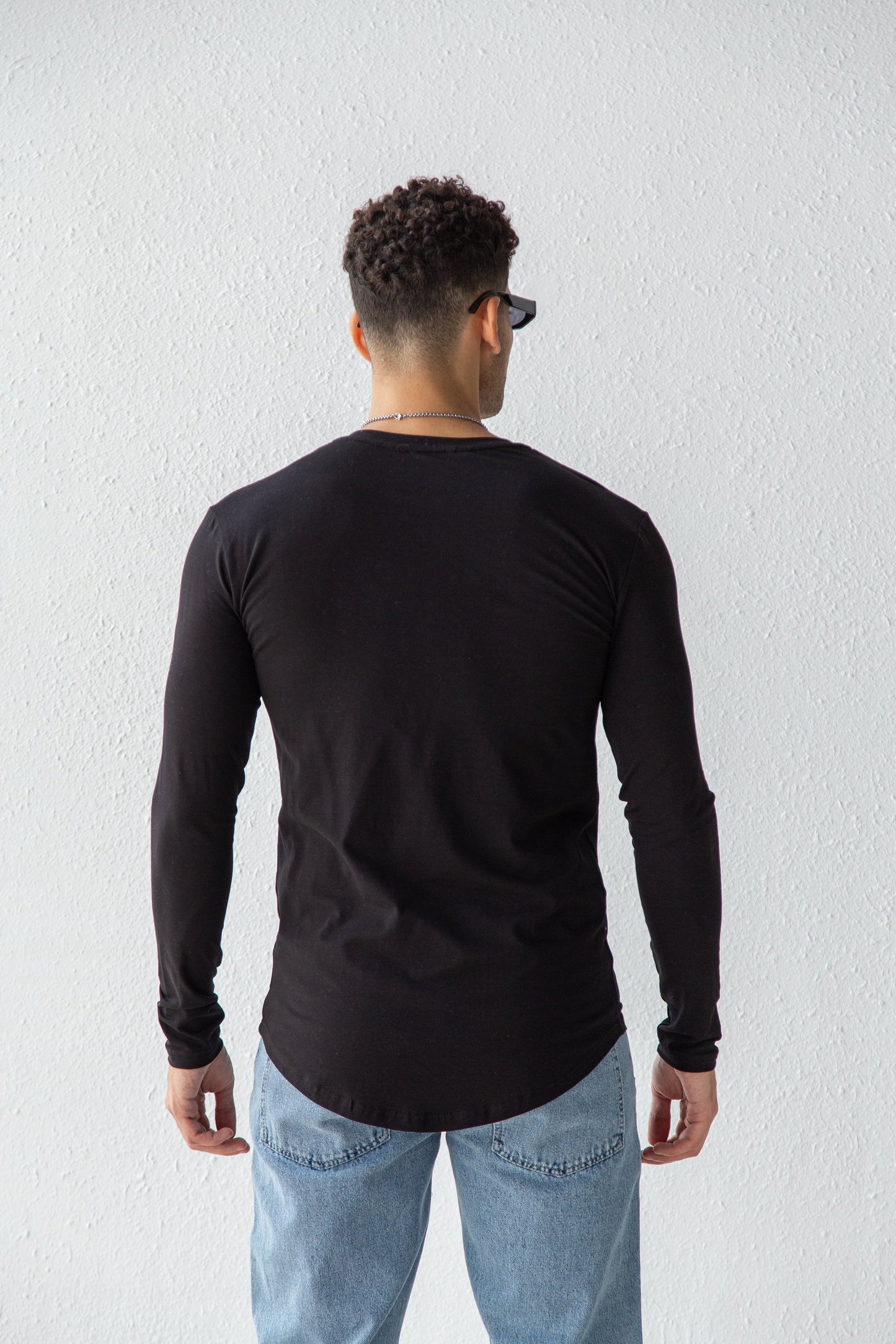 Basic man long sleeves top with curved hemline